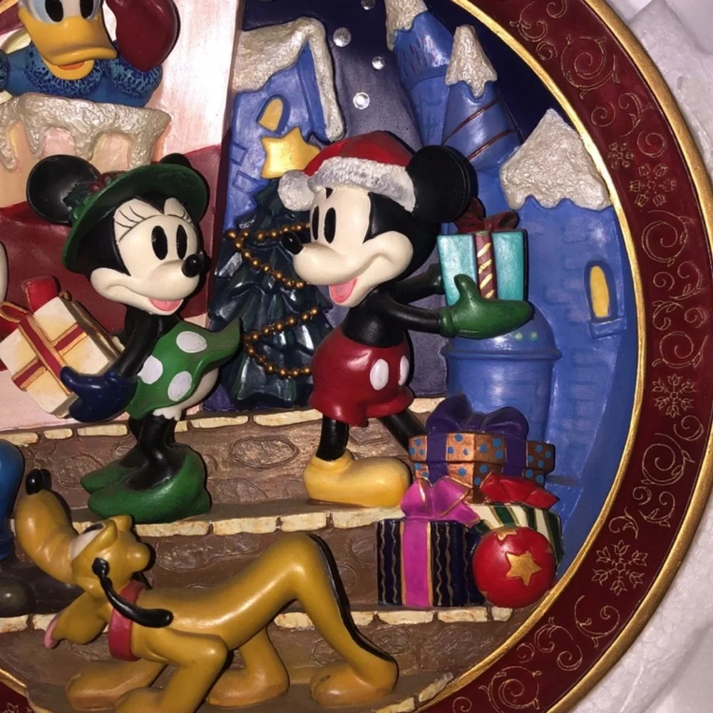 Disney Store LE Bas Relief Holiday Plate